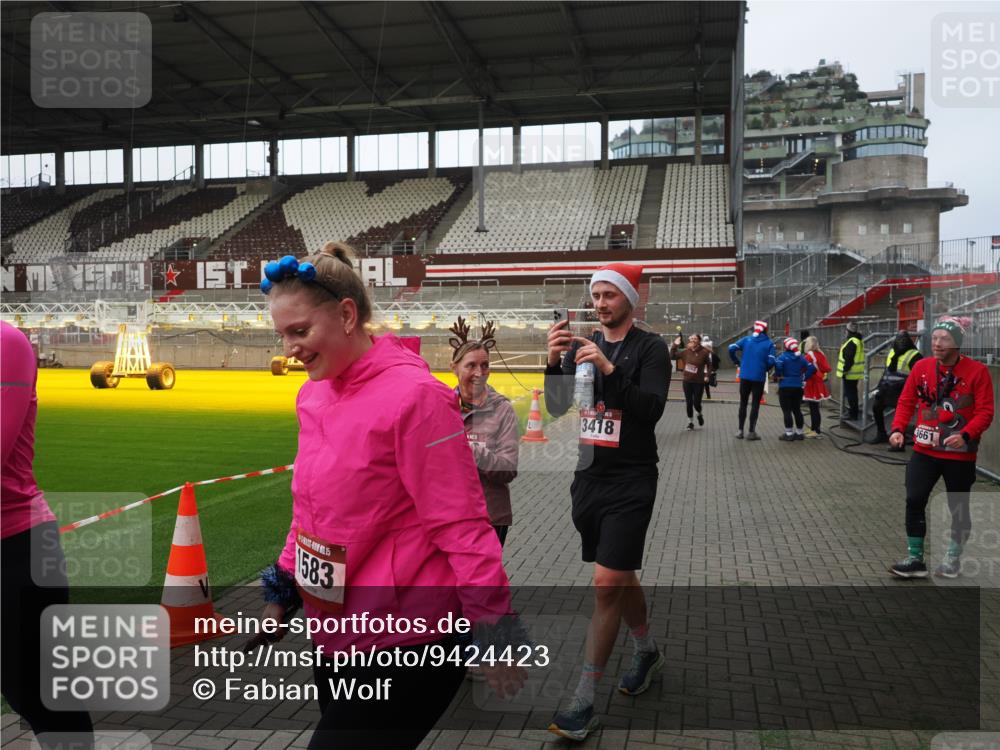 07.12.2025 - St. Pauli X-Mass-Run No. 15 Fabian Wolf http://msf.ph/oto/9424423 07.12.2025 12:07:10 Ziel 1580, 1583, 1958, 3251, 3262, 3456, 4017, 4018, 4033, 4314, 4328, 4360, 4361, 4390, 4725 meine-sportfotos.de