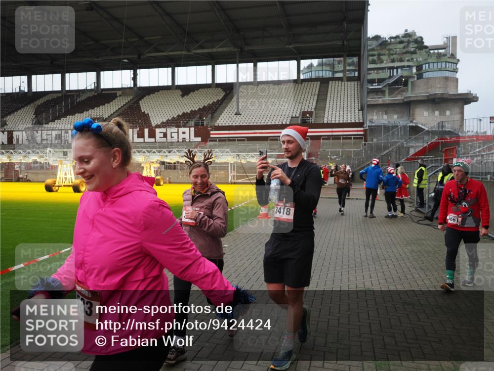 07.12.2025 - St. Pauli X-Mass-Run No. 15 Fabian Wolf http://msf.ph/oto/9424424 07.12.2025 12:07:11 Ziel 1580, 1583, 1958, 3251, 3262, 3456, 4017, 4018, 4033, 4238, 4314, 4328, 4360, 4361, 4390, 4725 meine-sportfotos.de