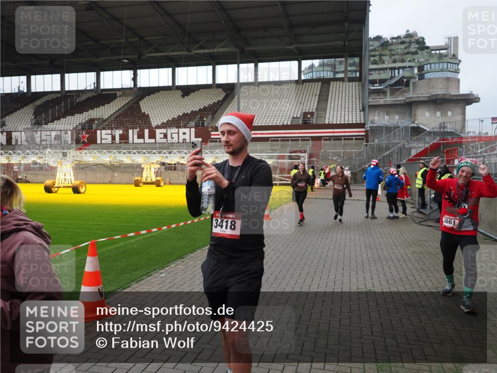 07.12.2025 - St. Pauli X-Mass-Run No. 15 Fabian Wolf http://msf.ph/oto/9424425 07.12.2025 12:07:11 Ziel 1580, 1583, 1958, 3251, 3262, 3456, 4017, 4018, 4033, 4238, 4314, 4328, 4360, 4361, 4390, 4725 meine-sportfotos.de