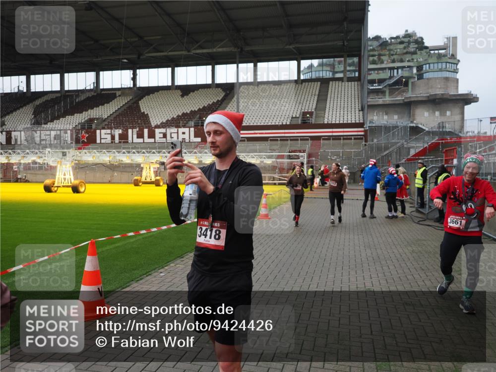 07.12.2025 - St. Pauli X-Mass-Run No. 15 Fabian Wolf http://msf.ph/oto/9424426 07.12.2025 12:07:12 Ziel 1580, 1583, 1958, 3251, 3262, 3456, 4017, 4018, 4238, 4314, 4328, 4360, 4361, 4390 meine-sportfotos.de