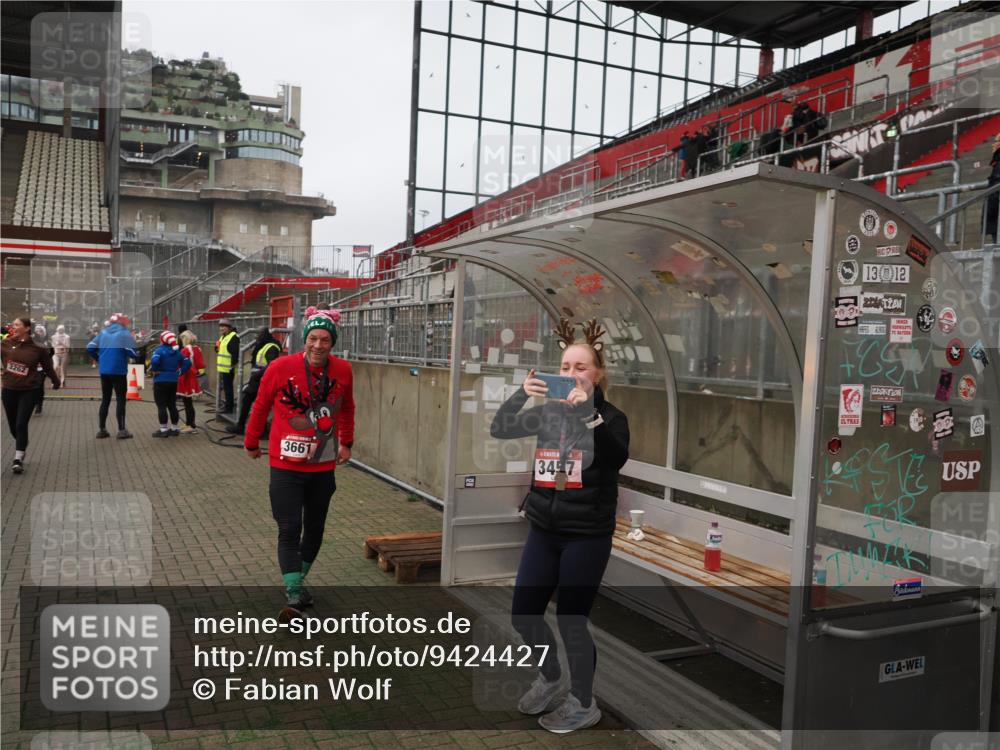 07.12.2025 - St. Pauli X-Mass-Run No. 15 Fabian Wolf http://msf.ph/oto/9424427 07.12.2025 12:07:12 Ziel 1580, 1583, 1958, 3251, 3262, 3456, 4017, 4018, 4238, 4314, 4328, 4360, 4361, 4390 meine-sportfotos.de