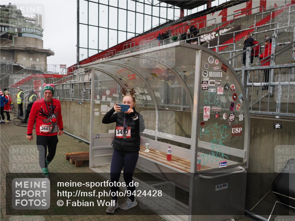 07.12.2025 - St. Pauli X-Mass-Run No. 15 Fabian Wolf http://msf.ph/oto/9424428 07.12.2025 12:07:12 Ziel 1580, 1583, 1958, 3251, 3262, 3456, 4017, 4018, 4238, 4314, 4328, 4360, 4361, 4390 meine-sportfotos.de
