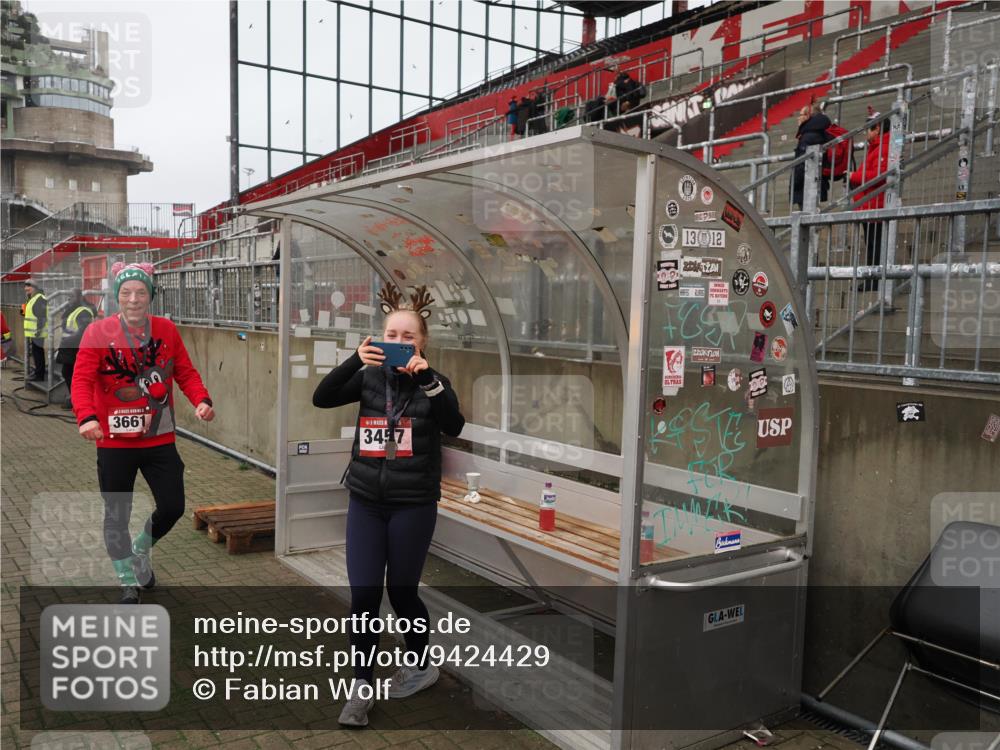 07.12.2025 - St. Pauli X-Mass-Run No. 15 Fabian Wolf http://msf.ph/oto/9424429 07.12.2025 12:07:12 Ziel 1580, 1583, 1958, 3251, 3262, 3456, 4017, 4018, 4238, 4314, 4328, 4360, 4361, 4390 meine-sportfotos.de