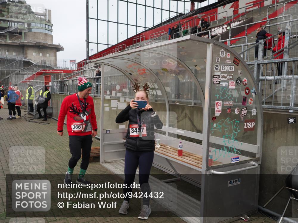 07.12.2025 - St. Pauli X-Mass-Run No. 15 Fabian Wolf http://msf.ph/oto/9424432 07.12.2025 12:07:13 Ziel 1580, 1583, 1958, 3251, 3262, 3456, 4017, 4018, 4238, 4314, 4328, 4360, 4361 meine-sportfotos.de