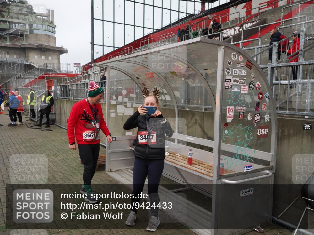 07.12.2025 - St. Pauli X-Mass-Run No. 15 Fabian Wolf http://msf.ph/oto/9424433 07.12.2025 12:07:13 Ziel 1580, 1583, 1958, 3251, 3262, 3456, 4017, 4018, 4238, 4314, 4328, 4360, 4361 meine-sportfotos.de