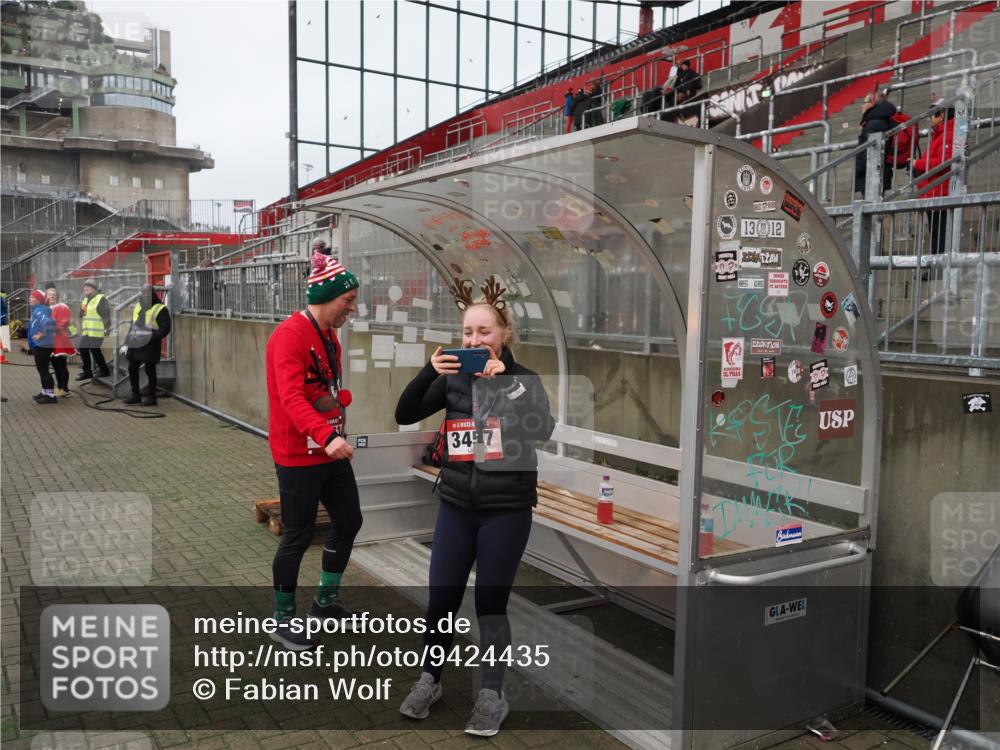 07.12.2025 - St. Pauli X-Mass-Run No. 15 Fabian Wolf http://msf.ph/oto/9424435 07.12.2025 12:07:14 Ziel 1580, 1583, 1958, 3251, 3262, 3456, 4238, 4314, 4328, 4360, 4361 meine-sportfotos.de