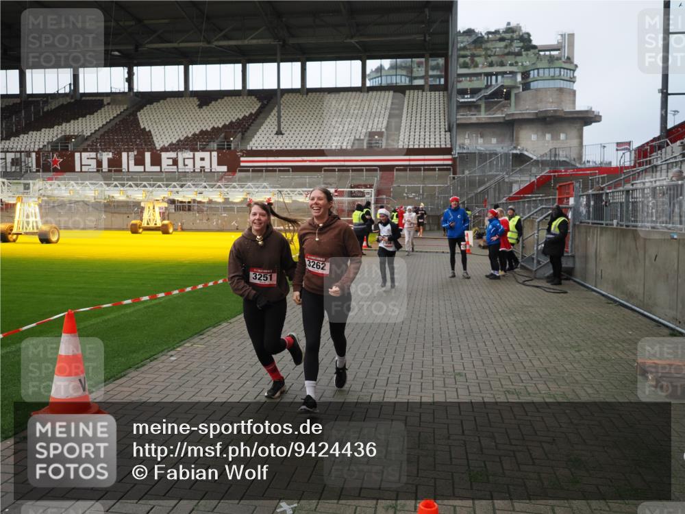 07.12.2025 - St. Pauli X-Mass-Run No. 15 Fabian Wolf http://msf.ph/oto/9424436 07.12.2025 12:07:14 Ziel 1580, 1583, 1958, 3251, 3262, 3456, 4238, 4314, 4328, 4360, 4361 meine-sportfotos.de