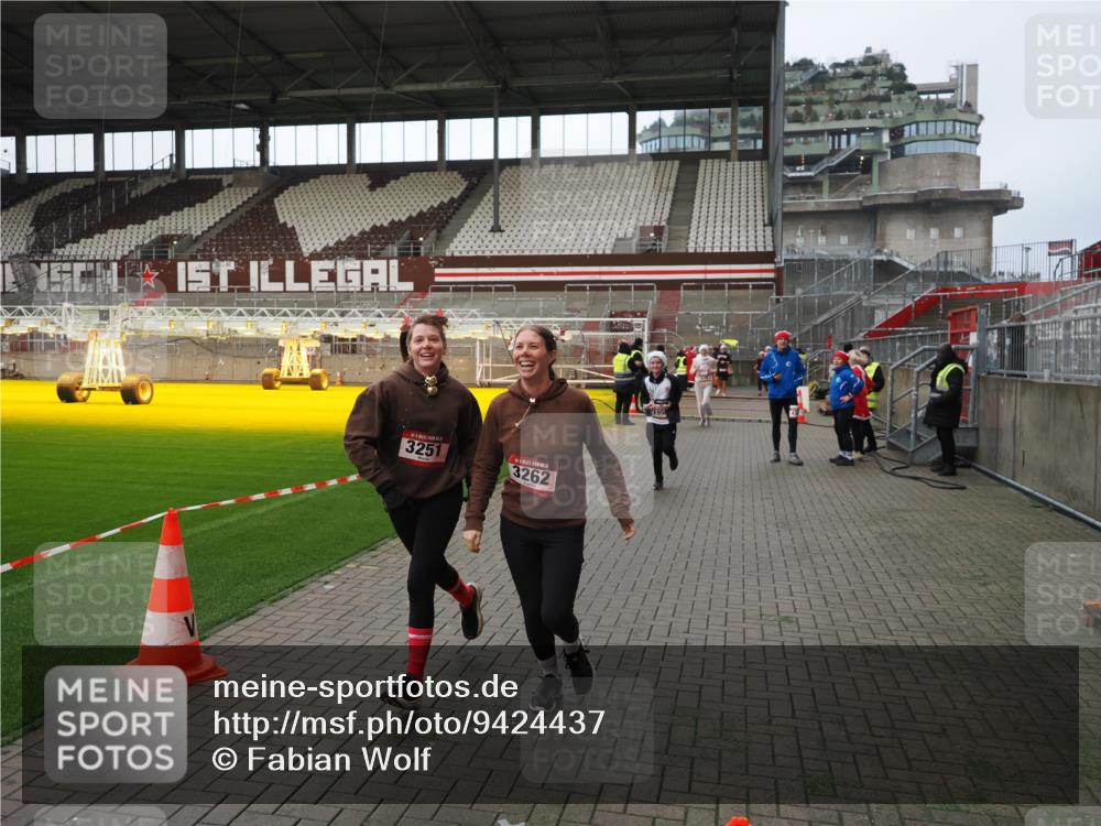 07.12.2025 - St. Pauli X-Mass-Run No. 15 Fabian Wolf http://msf.ph/oto/9424437 07.12.2025 12:07:14 Ziel 1580, 1583, 1958, 3251, 3262, 3456, 4238, 4314, 4328, 4360, 4361 meine-sportfotos.de