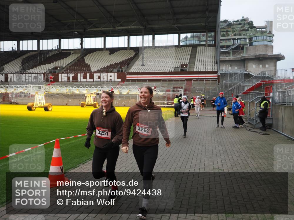 07.12.2025 - St. Pauli X-Mass-Run No. 15 Fabian Wolf http://msf.ph/oto/9424438 07.12.2025 12:07:15 Ziel 1580, 1583, 1958, 3251, 3262, 3456, 4238, 4314, 4328, 4360, 4361 meine-sportfotos.de