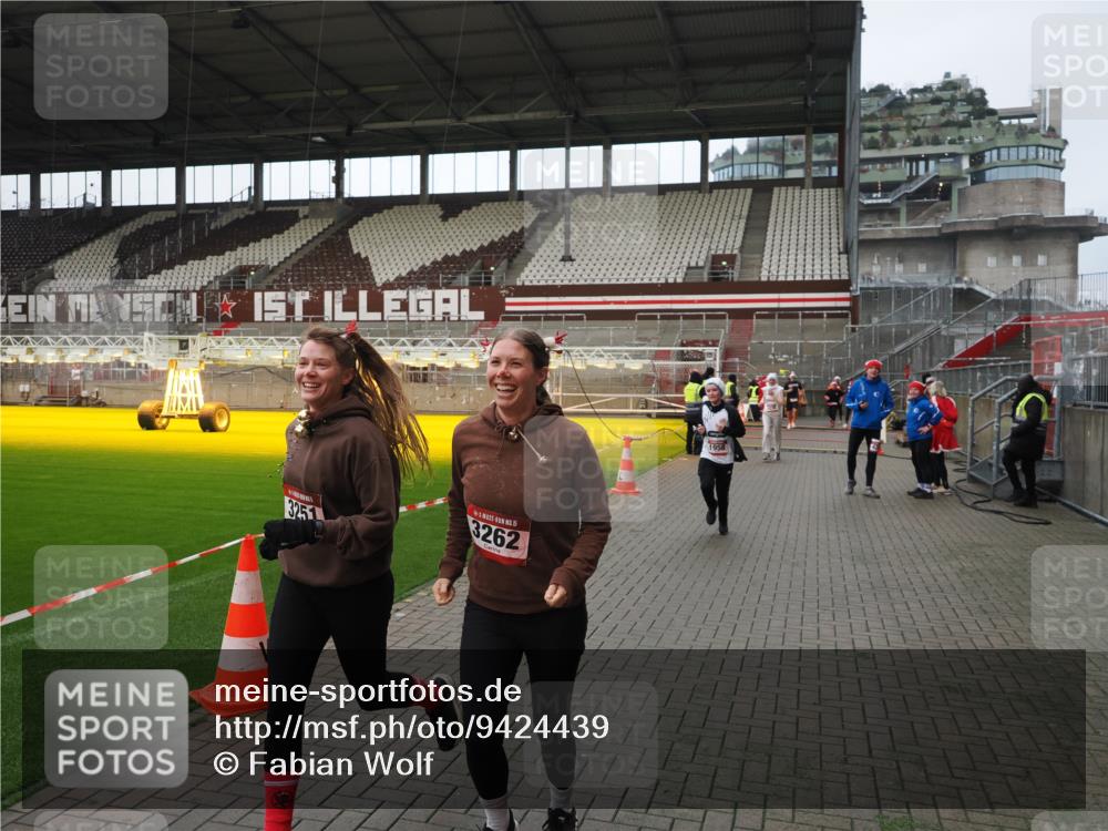 07.12.2025 - St. Pauli X-Mass-Run No. 15 Fabian Wolf http://msf.ph/oto/9424439 07.12.2025 12:07:15 Ziel 1580, 1583, 1958, 3251, 3262, 3456, 4238, 4314, 4328, 4360, 4361 meine-sportfotos.de
