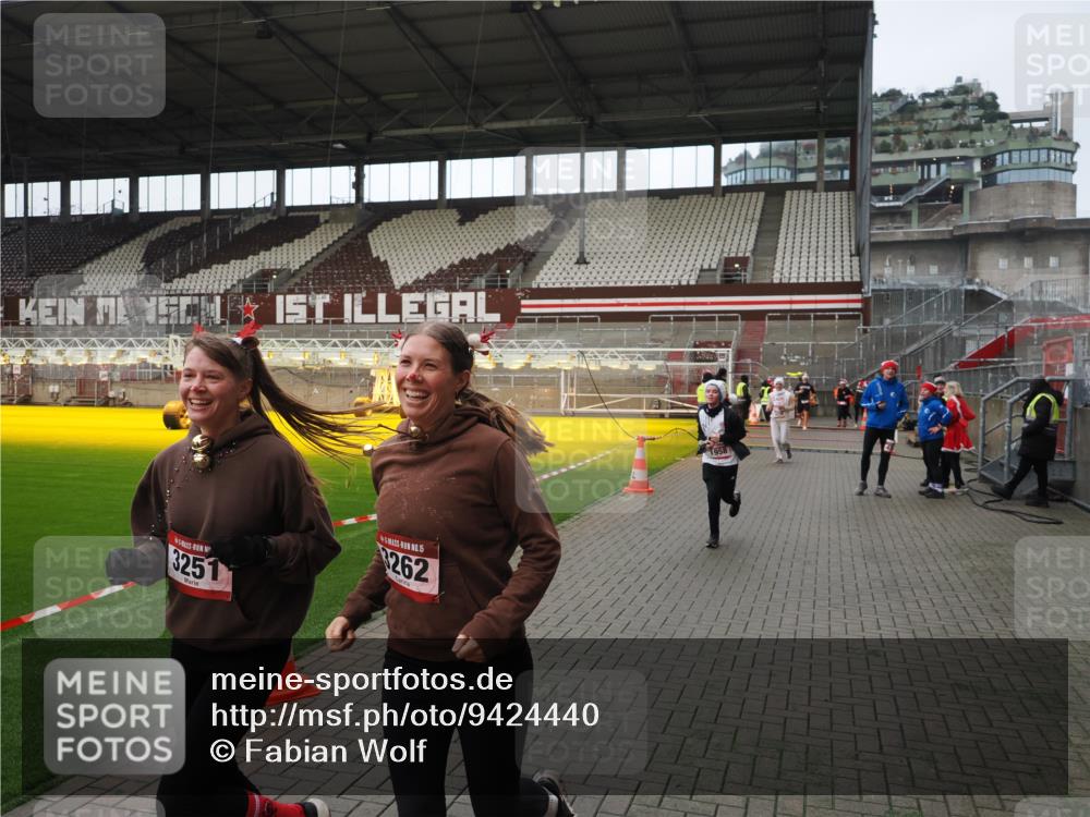 07.12.2025 - St. Pauli X-Mass-Run No. 15 Fabian Wolf http://msf.ph/oto/9424440 07.12.2025 12:07:15 Ziel 1580, 1583, 1958, 3251, 3262, 3456, 4238, 4314, 4328, 4360, 4361 meine-sportfotos.de