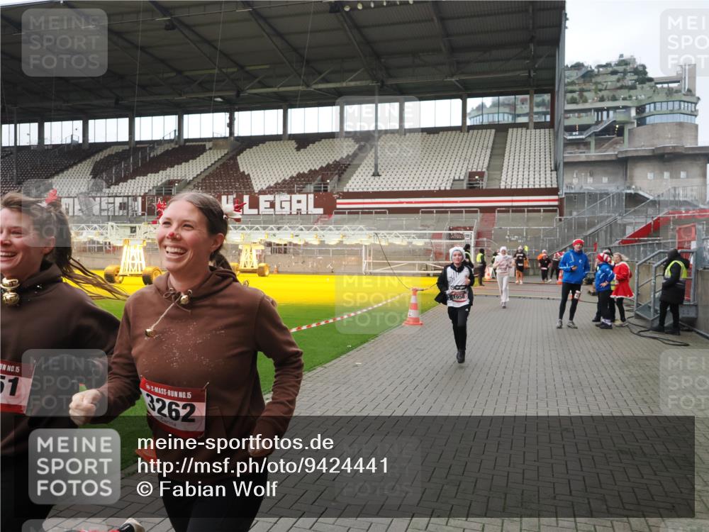 07.12.2025 - St. Pauli X-Mass-Run No. 15 Fabian Wolf http://msf.ph/oto/9424441 07.12.2025 12:07:15 Ziel 1580, 1583, 1958, 3251, 3262, 3456, 4238, 4314, 4328, 4360, 4361 meine-sportfotos.de