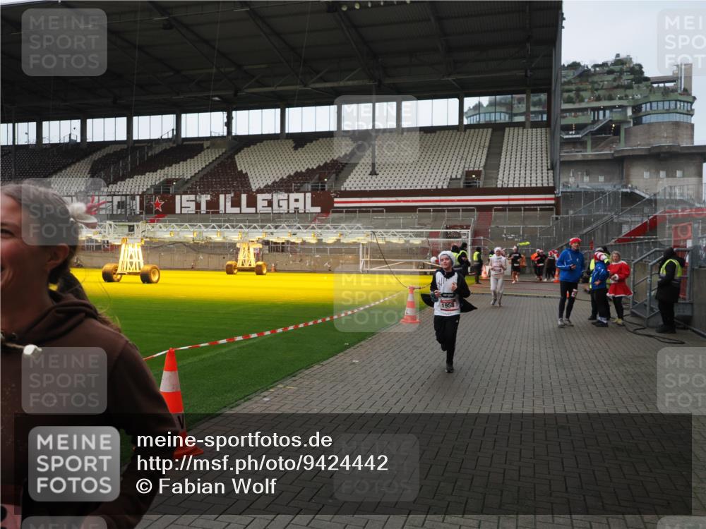 07.12.2025 - St. Pauli X-Mass-Run No. 15 Fabian Wolf http://msf.ph/oto/9424442 07.12.2025 12:07:15 Ziel 1580, 1583, 1958, 3251, 3262, 3456, 4238, 4314, 4328, 4360, 4361 meine-sportfotos.de