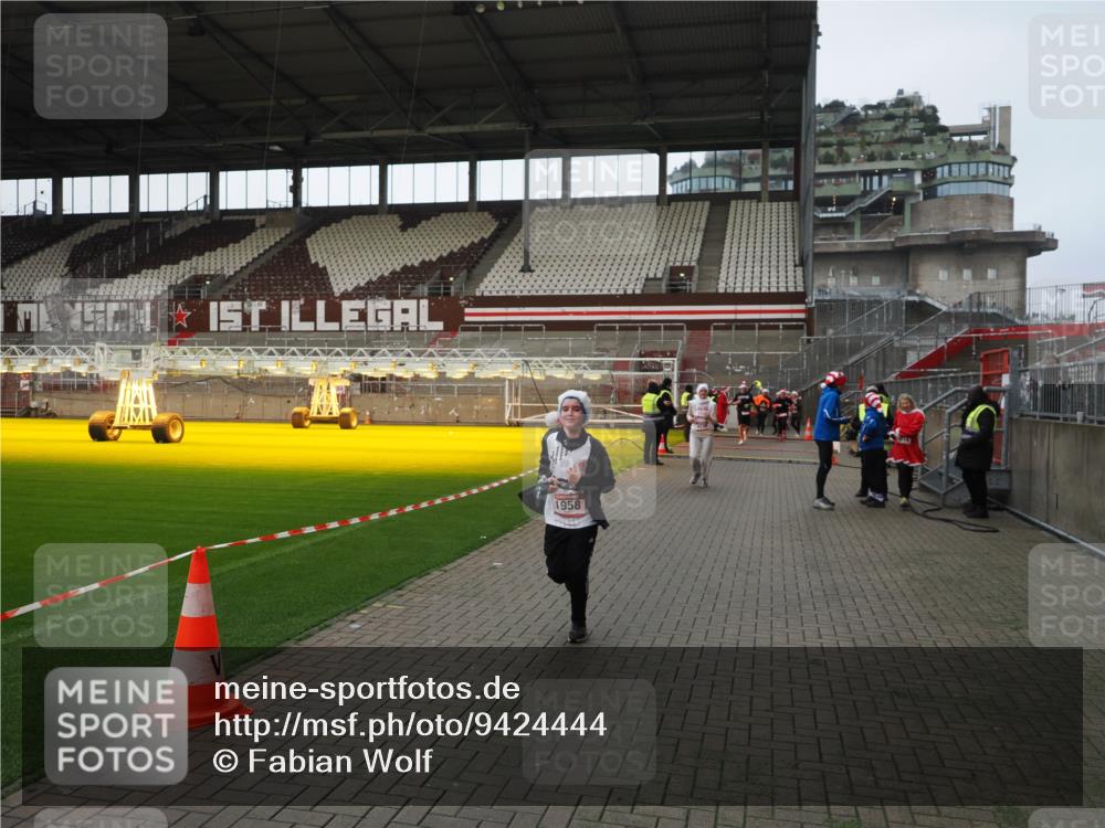 07.12.2025 - St. Pauli X-Mass-Run No. 15 Fabian Wolf http://msf.ph/oto/9424444 07.12.2025 12:07:16 Ziel 1580, 1583, 1958, 3251, 3262, 3456, 4238, 4328 meine-sportfotos.de