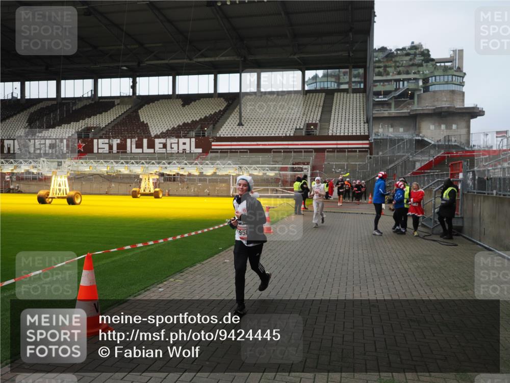 07.12.2025 - St. Pauli X-Mass-Run No. 15 Fabian Wolf http://msf.ph/oto/9424445 07.12.2025 12:07:16 Ziel 1580, 1583, 1958, 3251, 3262, 3456, 4238, 4328 meine-sportfotos.de