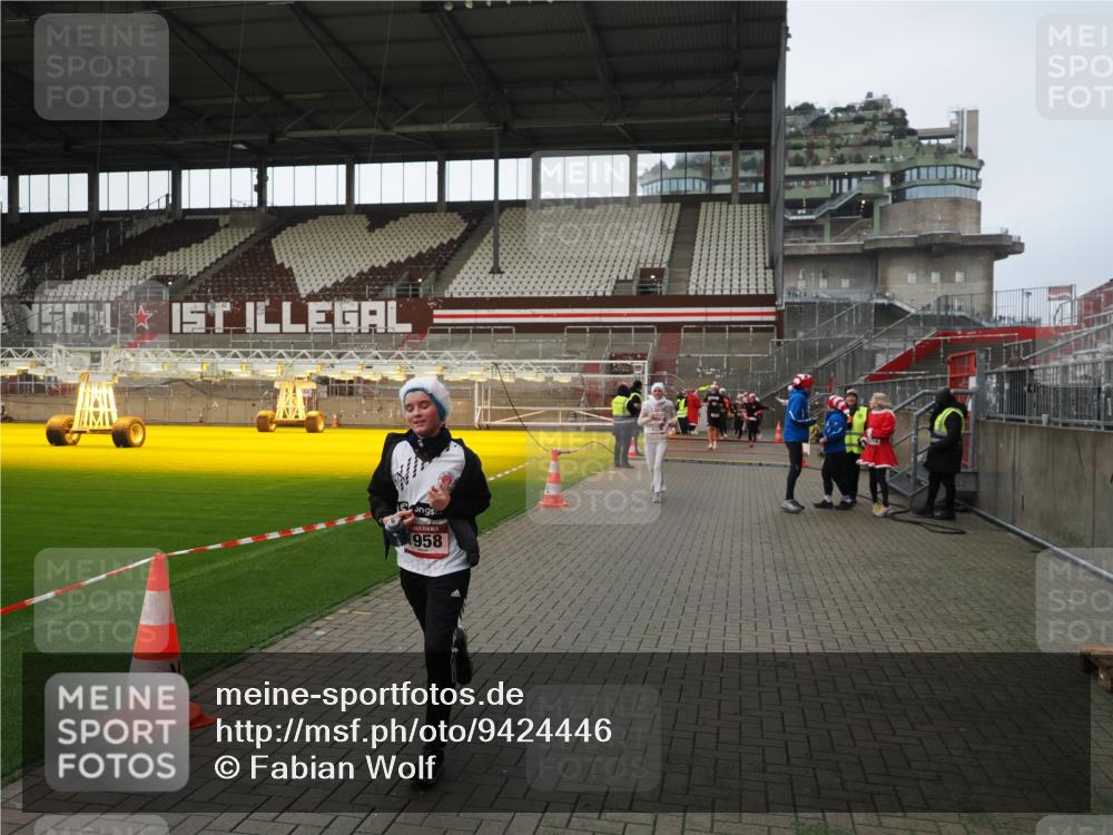 07.12.2025 - St. Pauli X-Mass-Run No. 15 Fabian Wolf http://msf.ph/oto/9424446 07.12.2025 12:07:17 Ziel 1580, 1583, 1958, 3251, 3262, 3456, 3818, 4238 meine-sportfotos.de