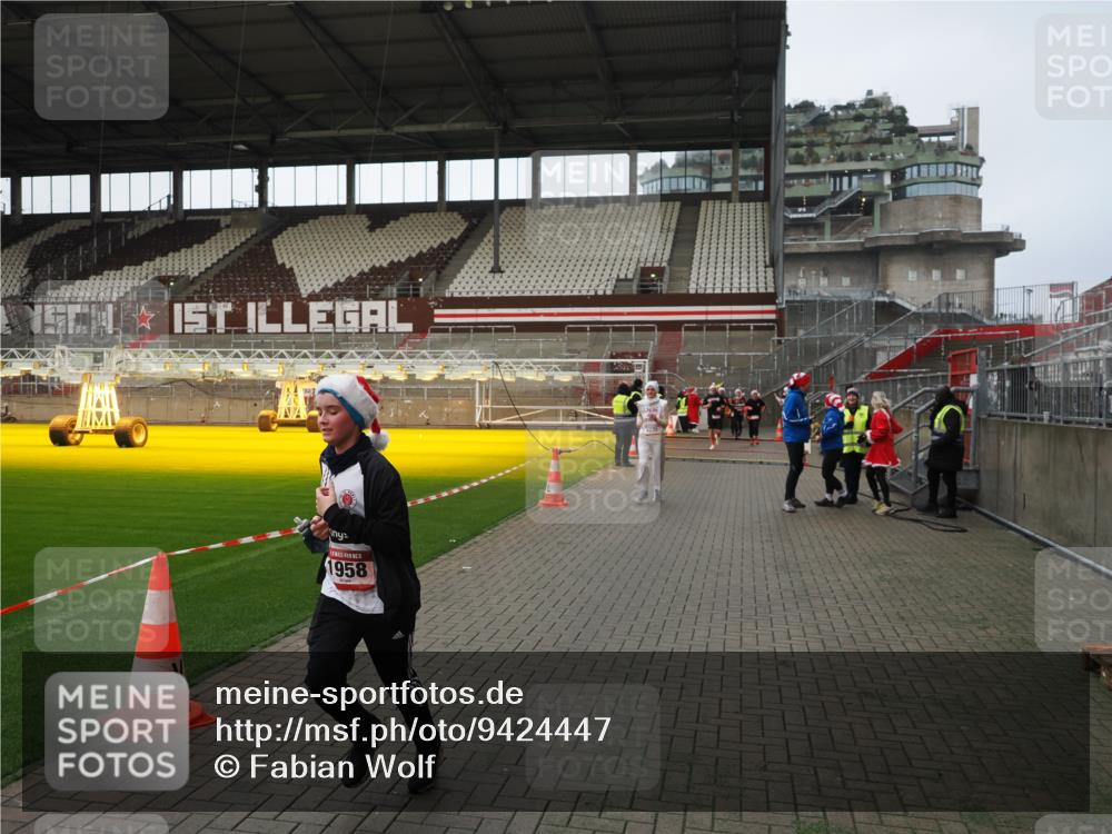 07.12.2025 - St. Pauli X-Mass-Run No. 15 Fabian Wolf http://msf.ph/oto/9424447 07.12.2025 12:07:17 Ziel 1580, 1583, 1958, 3251, 3262, 3456, 3818, 4238 meine-sportfotos.de