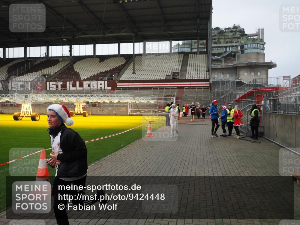 07.12.2025 - St. Pauli X-Mass-Run No. 15 Fabian Wolf http://msf.ph/oto/9424448 07.12.2025 12:07:17 Ziel 1580, 1583, 1958, 3251, 3262, 3456, 3818, 4238 meine-sportfotos.de