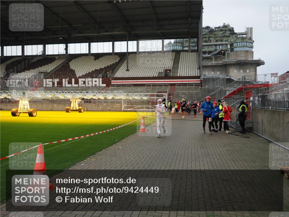 07.12.2025 - St. Pauli X-Mass-Run No. 15 Fabian Wolf http://msf.ph/oto/9424449 07.12.2025 12:07:18 Ziel 1958, 3251, 3262, 3456, 3818, 3819, 4238 meine-sportfotos.de
