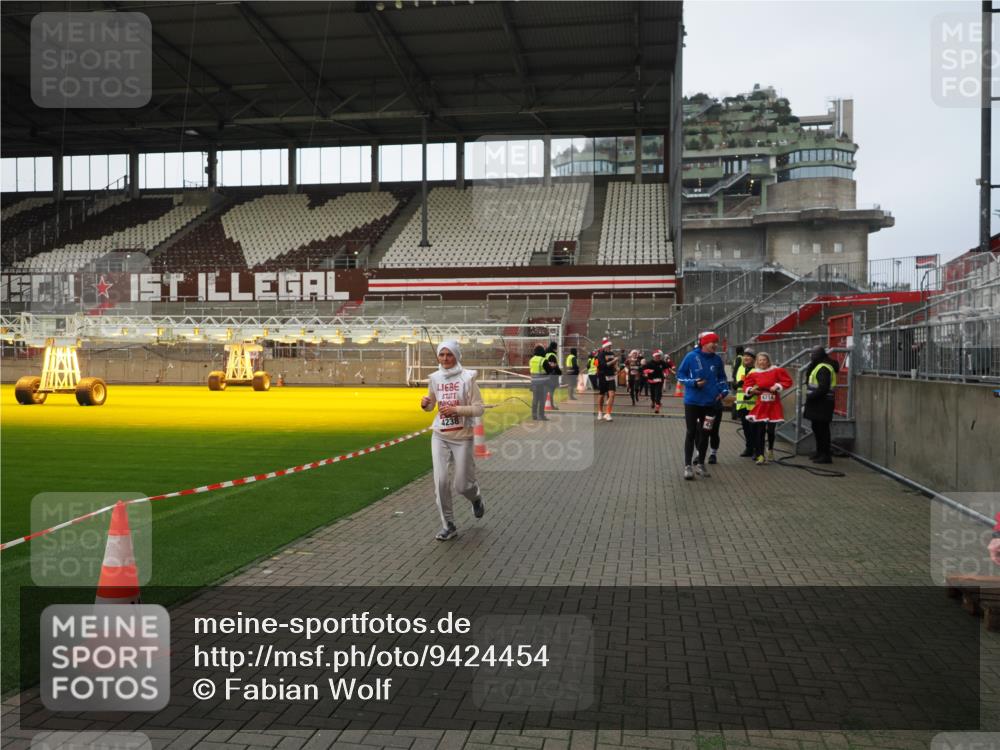 07.12.2025 - St. Pauli X-Mass-Run No. 15 Fabian Wolf http://msf.ph/oto/9424454 07.12.2025 12:07:19 Ziel 1958, 1959, 3251, 3262, 3456, 3818, 3819, 4238 meine-sportfotos.de