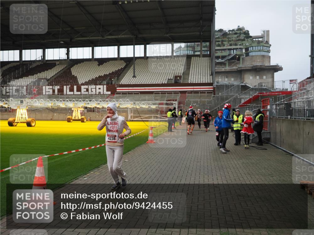 07.12.2025 - St. Pauli X-Mass-Run No. 15 Fabian Wolf http://msf.ph/oto/9424455 07.12.2025 12:07:20 Ziel 1958, 1959, 3251, 3262, 3456, 3728, 3818, 3819, 4238 meine-sportfotos.de