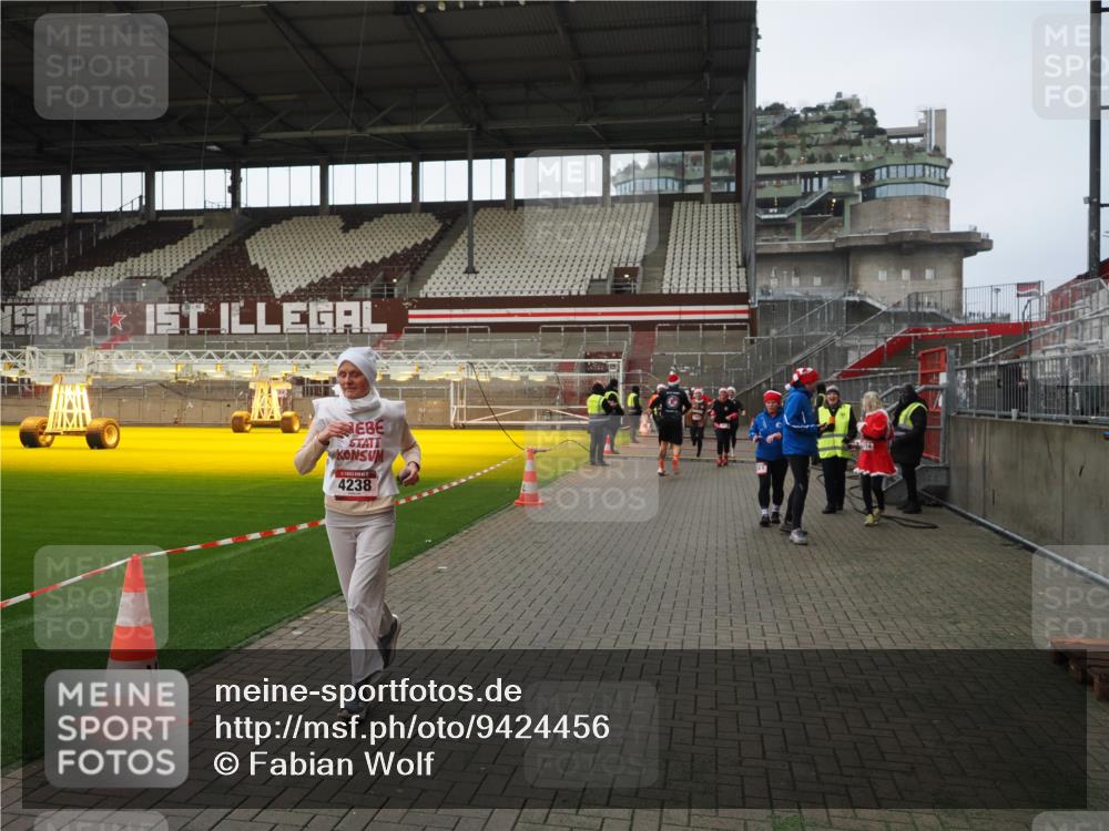 07.12.2025 - St. Pauli X-Mass-Run No. 15 Fabian Wolf http://msf.ph/oto/9424456 07.12.2025 12:07:20 Ziel 1958, 1959, 3251, 3262, 3456, 3728, 3818, 3819, 4238 meine-sportfotos.de