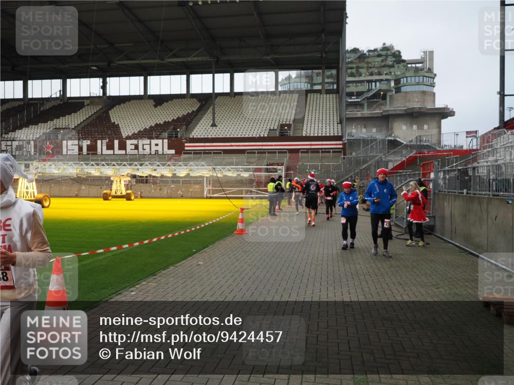 07.12.2025 - St. Pauli X-Mass-Run No. 15 Fabian Wolf http://msf.ph/oto/9424457 07.12.2025 12:07:21 Ziel 1958, 1959, 3251, 3262, 3456, 3728, 3818, 3819, 4238 meine-sportfotos.de