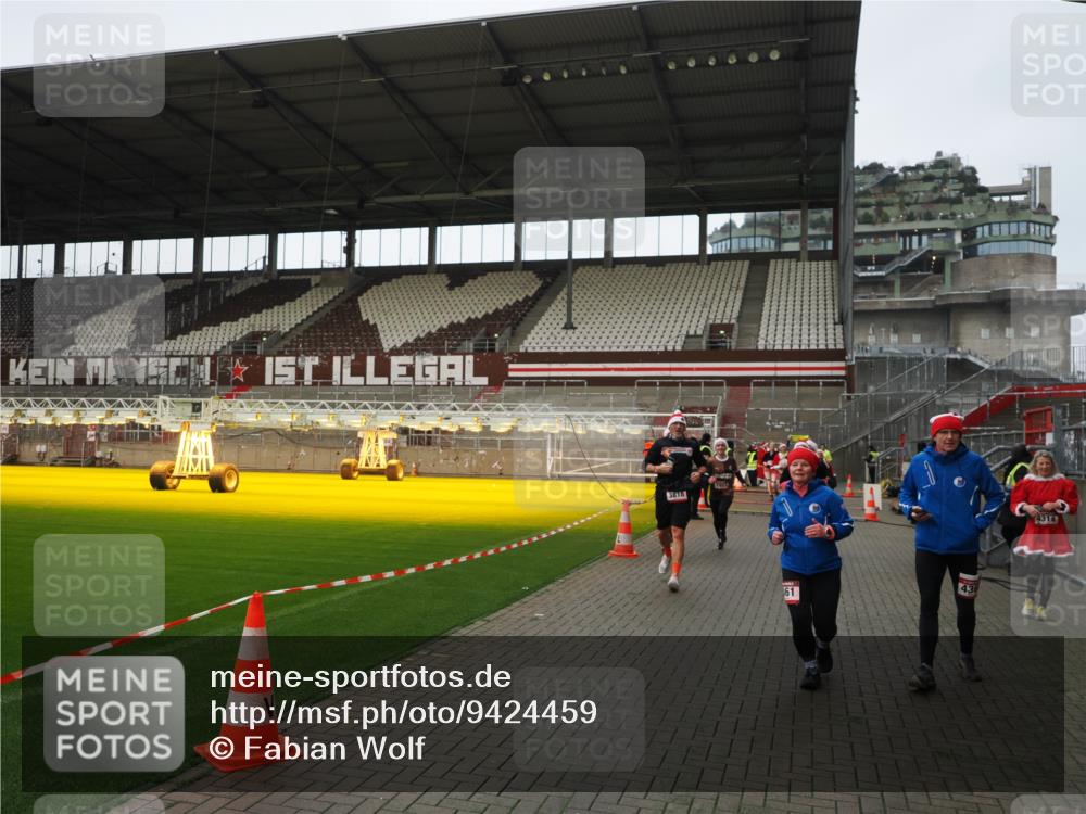 07.12.2025 - St. Pauli X-Mass-Run No. 15 Fabian Wolf http://msf.ph/oto/9424459 07.12.2025 12:07:24 Ziel 1958, 1959, 3251, 3262, 3708, 3709, 3710, 3711, 3726, 3728, 3818, 3819, 4238 meine-sportfotos.de