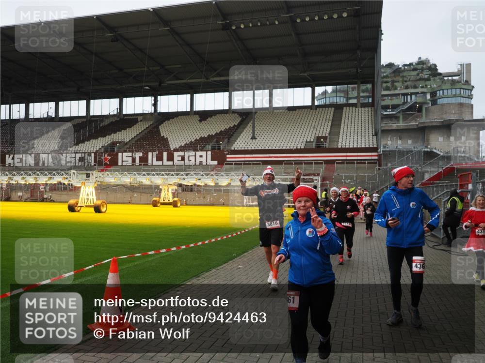 07.12.2025 - St. Pauli X-Mass-Run No. 15 Fabian Wolf http://msf.ph/oto/9424463 07.12.2025 12:07:25 Ziel 1958, 1959, 3251, 3262, 3708, 3709, 3710, 3711, 3726, 3728, 3818, 3819, 4238 meine-sportfotos.de