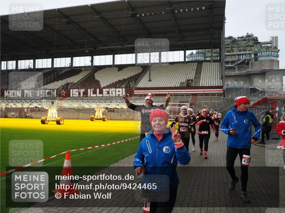 07.12.2025 - St. Pauli X-Mass-Run No. 15 Fabian Wolf http://msf.ph/oto/9424465 07.12.2025 12:07:25 Ziel 1958, 1959, 3251, 3262, 3708, 3709, 3710, 3711, 3726, 3728, 3818, 3819, 4238 meine-sportfotos.de