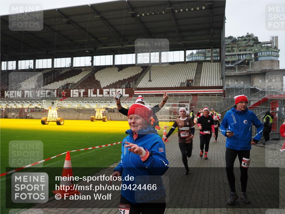 07.12.2025 - St. Pauli X-Mass-Run No. 15 Fabian Wolf http://msf.ph/oto/9424466 07.12.2025 12:07:25 Ziel 1958, 1959, 3251, 3262, 3708, 3709, 3710, 3711, 3726, 3728, 3818, 3819, 4238 meine-sportfotos.de