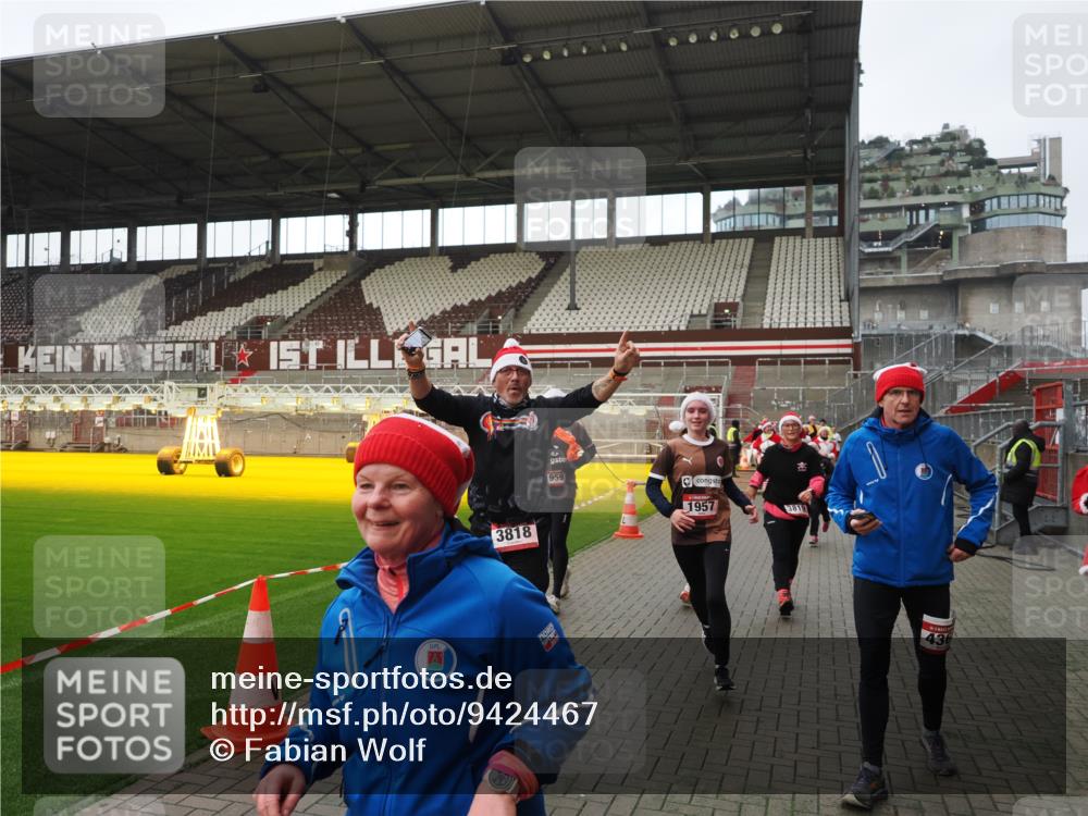 07.12.2025 - St. Pauli X-Mass-Run No. 15 Fabian Wolf http://msf.ph/oto/9424467 07.12.2025 12:07:26 Ziel 1958, 1959, 3262, 3708, 3709, 3710, 3711, 3726, 3728, 3818, 3819, 4238, 4755 meine-sportfotos.de