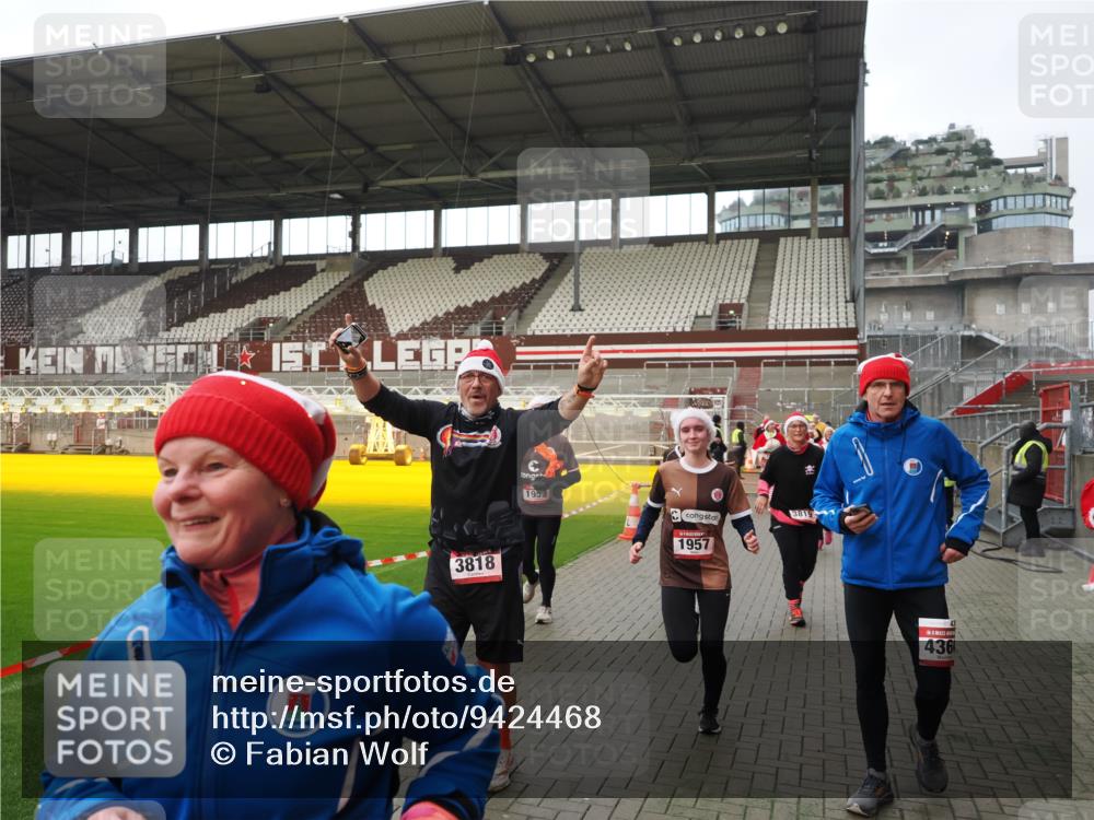 07.12.2025 - St. Pauli X-Mass-Run No. 15 Fabian Wolf http://msf.ph/oto/9424468 07.12.2025 12:07:26 Ziel 1958, 1959, 3262, 3708, 3709, 3710, 3711, 3726, 3728, 3818, 3819, 4238, 4755 meine-sportfotos.de