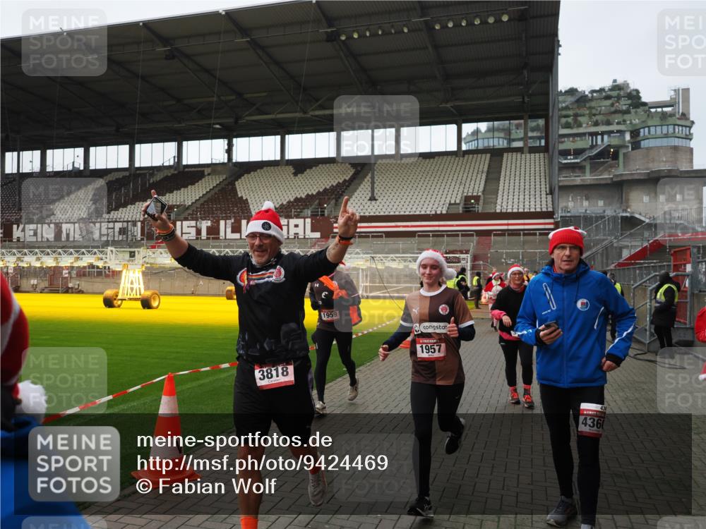 07.12.2025 - St. Pauli X-Mass-Run No. 15 Fabian Wolf http://msf.ph/oto/9424469 07.12.2025 12:07:26 Ziel 1958, 1959, 3262, 3708, 3709, 3710, 3711, 3726, 3728, 3818, 3819, 4238, 4755 meine-sportfotos.de
