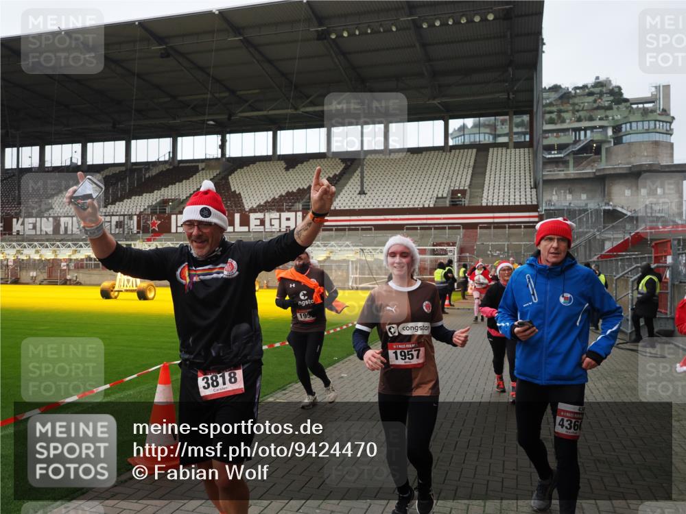 07.12.2025 - St. Pauli X-Mass-Run No. 15 Fabian Wolf http://msf.ph/oto/9424470 07.12.2025 12:07:26 Ziel 1958, 1959, 3262, 3708, 3709, 3710, 3711, 3726, 3728, 3818, 3819, 4238, 4755 meine-sportfotos.de