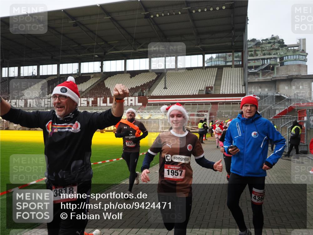 07.12.2025 - St. Pauli X-Mass-Run No. 15 Fabian Wolf http://msf.ph/oto/9424471 07.12.2025 12:07:26 Ziel 1958, 1959, 3262, 3708, 3709, 3710, 3711, 3726, 3728, 3818, 3819, 4238, 4755 meine-sportfotos.de