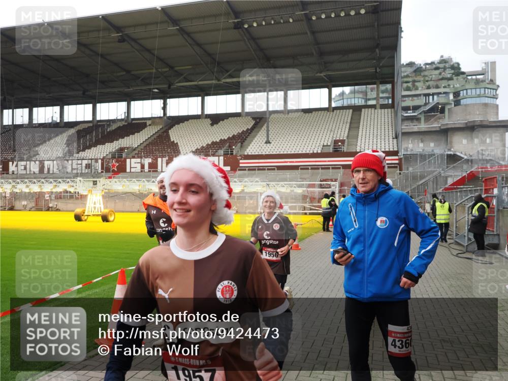 07.12.2025 - St. Pauli X-Mass-Run No. 15 Fabian Wolf http://msf.ph/oto/9424473 07.12.2025 12:07:27 Ziel 1958, 1959, 3348, 3708, 3709, 3710, 3711, 3726, 3728, 3818, 3819, 4238, 4755 meine-sportfotos.de