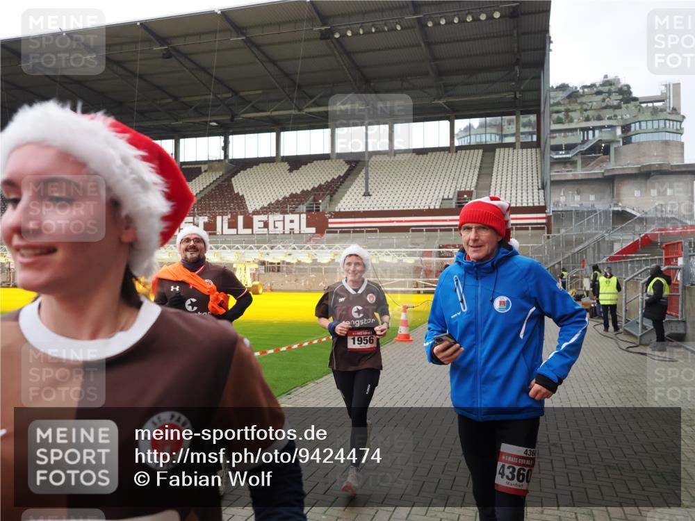 07.12.2025 - St. Pauli X-Mass-Run No. 15 Fabian Wolf http://msf.ph/oto/9424474 07.12.2025 12:07:27 Ziel 1958, 1959, 3348, 3708, 3709, 3710, 3711, 3726, 3728, 3818, 3819, 4238, 4755 meine-sportfotos.de