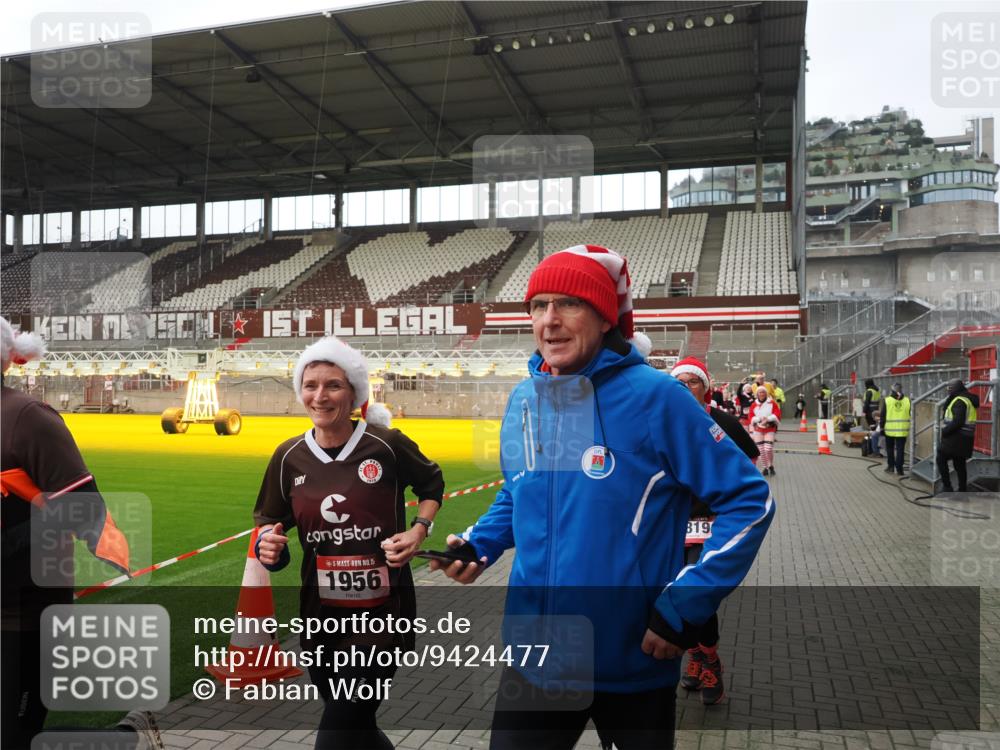 07.12.2025 - St. Pauli X-Mass-Run No. 15 Fabian Wolf http://msf.ph/oto/9424477 07.12.2025 12:07:28 Ziel 1958, 1959, 3348, 3708, 3709, 3710, 3711, 3726, 3728, 3818, 3819, 4238, 4755 meine-sportfotos.de