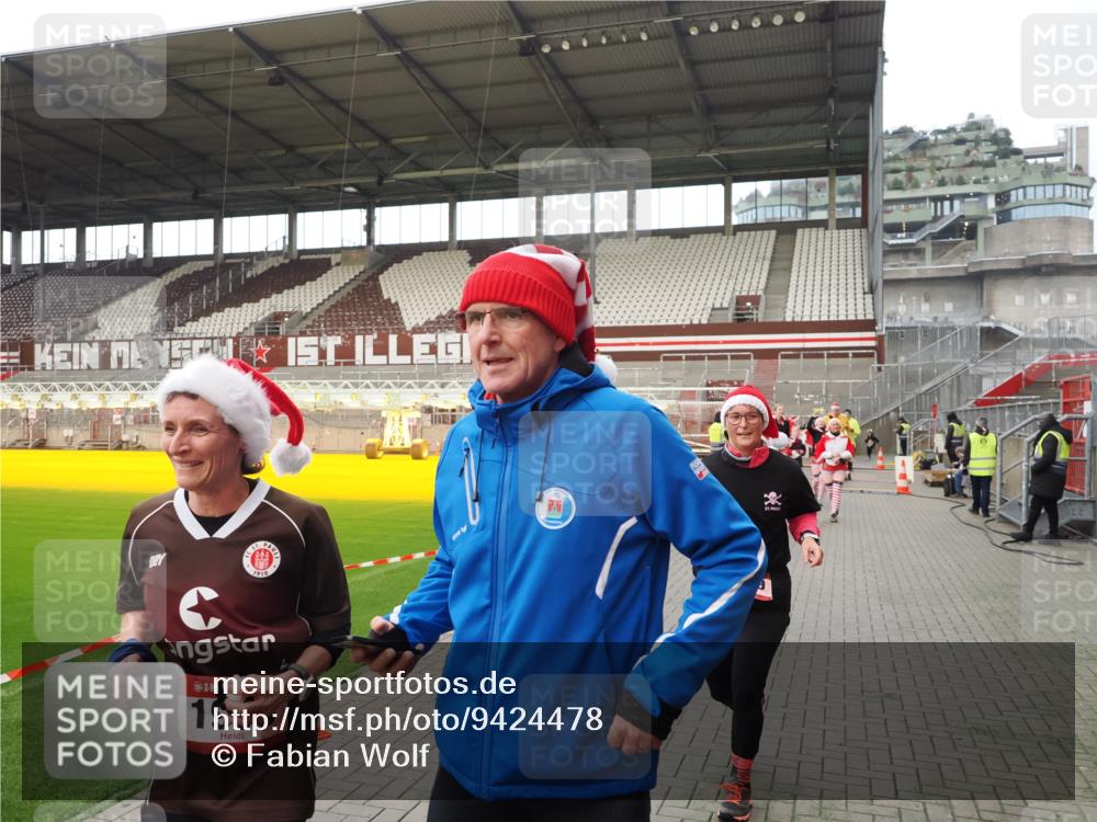 07.12.2025 - St. Pauli X-Mass-Run No. 15 Fabian Wolf http://msf.ph/oto/9424478 07.12.2025 12:07:28 Ziel 1958, 1959, 3348, 3708, 3709, 3710, 3711, 3726, 3728, 3818, 3819, 4238, 4755 meine-sportfotos.de