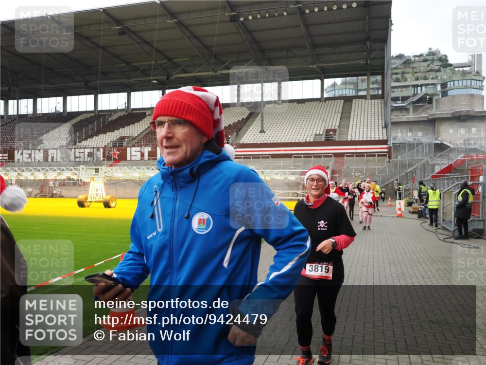 07.12.2025 - St. Pauli X-Mass-Run No. 15 Fabian Wolf http://msf.ph/oto/9424479 07.12.2025 12:07:28 Ziel 1958, 1959, 3348, 3708, 3709, 3710, 3711, 3726, 3728, 3818, 3819, 4238, 4755 meine-sportfotos.de