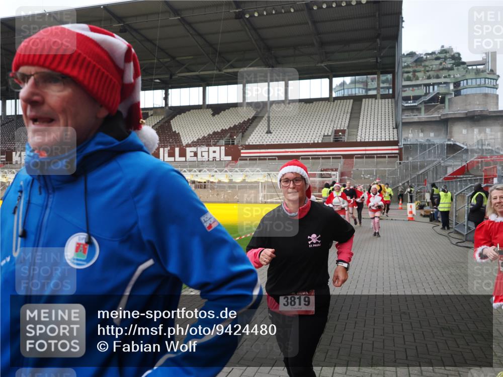 07.12.2025 - St. Pauli X-Mass-Run No. 15 Fabian Wolf http://msf.ph/oto/9424480 07.12.2025 12:07:28 Ziel 1958, 1959, 3348, 3708, 3709, 3710, 3711, 3726, 3728, 3818, 3819, 4238, 4755 meine-sportfotos.de