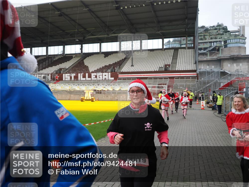 07.12.2025 - St. Pauli X-Mass-Run No. 15 Fabian Wolf http://msf.ph/oto/9424481 07.12.2025 12:07:29 Ziel 1958, 1959, 3348, 3708, 3709, 3710, 3711, 3726, 3728, 3818, 3819, 4238, 4724, 4755 meine-sportfotos.de