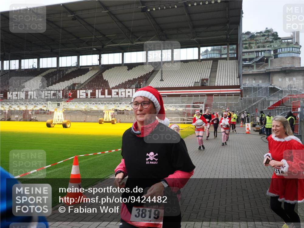 07.12.2025 - St. Pauli X-Mass-Run No. 15 Fabian Wolf http://msf.ph/oto/9424482 07.12.2025 12:07:29 Ziel 1958, 1959, 3348, 3708, 3709, 3710, 3711, 3726, 3728, 3818, 3819, 4238, 4724, 4755 meine-sportfotos.de