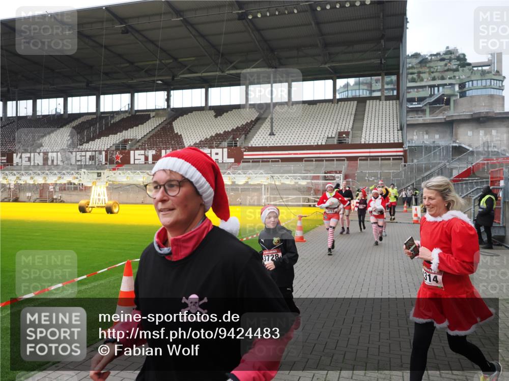 07.12.2025 - St. Pauli X-Mass-Run No. 15 Fabian Wolf http://msf.ph/oto/9424483 07.12.2025 12:07:29 Ziel 1958, 1959, 3348, 3708, 3709, 3710, 3711, 3726, 3728, 3818, 3819, 4238, 4724, 4755 meine-sportfotos.de