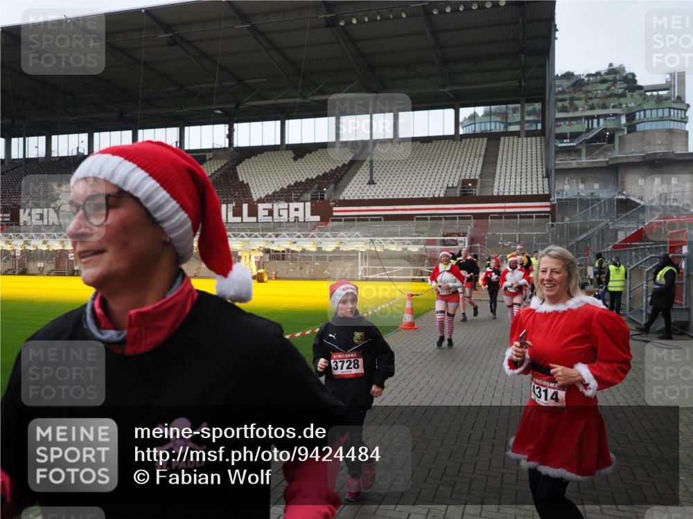 07.12.2025 - St. Pauli X-Mass-Run No. 15 Fabian Wolf http://msf.ph/oto/9424484 07.12.2025 12:07:29 Ziel 1958, 1959, 3348, 3708, 3709, 3710, 3711, 3726, 3728, 3818, 3819, 4238, 4724, 4755 meine-sportfotos.de
