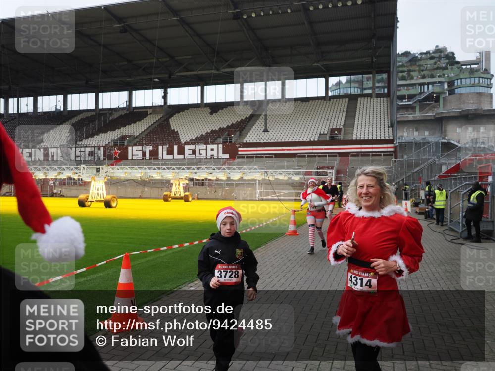 07.12.2025 - St. Pauli X-Mass-Run No. 15 Fabian Wolf http://msf.ph/oto/9424485 07.12.2025 12:07:29 Ziel 1958, 1959, 3348, 3708, 3709, 3710, 3711, 3726, 3728, 3818, 3819, 4238, 4724, 4755 meine-sportfotos.de