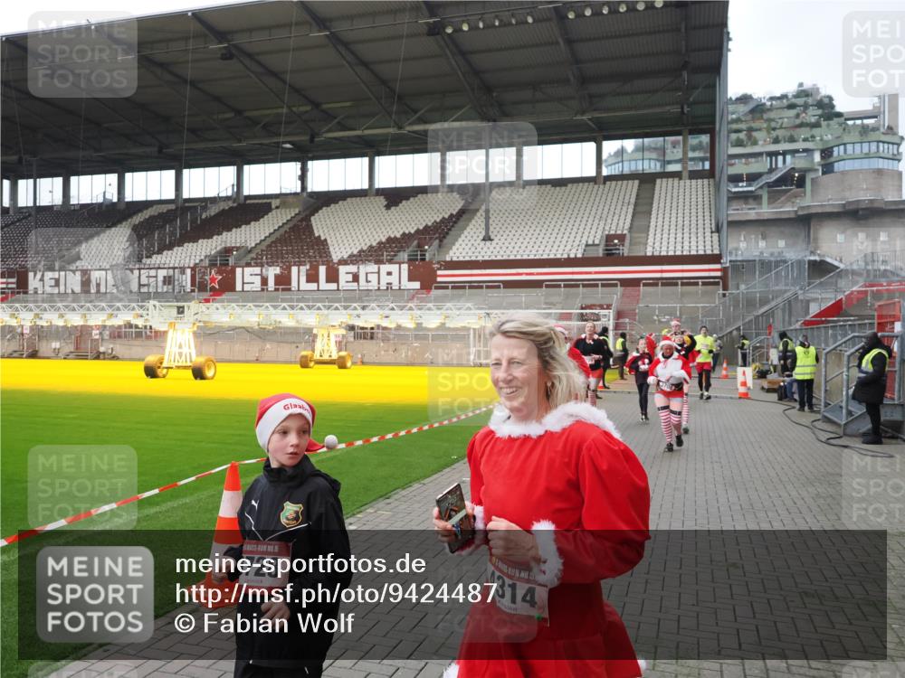 07.12.2025 - St. Pauli X-Mass-Run No. 15 Fabian Wolf http://msf.ph/oto/9424487 07.12.2025 12:07:30 Ziel 1959, 3348, 3708, 3709, 3710, 3711, 3726, 3728, 3818, 3819, 4238, 4724, 4755 meine-sportfotos.de