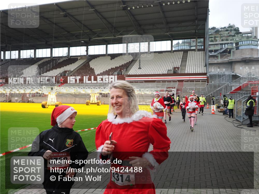 07.12.2025 - St. Pauli X-Mass-Run No. 15 Fabian Wolf http://msf.ph/oto/9424488 07.12.2025 12:07:30 Ziel 1959, 3348, 3708, 3709, 3710, 3711, 3726, 3728, 3818, 3819, 4238, 4724, 4755 meine-sportfotos.de