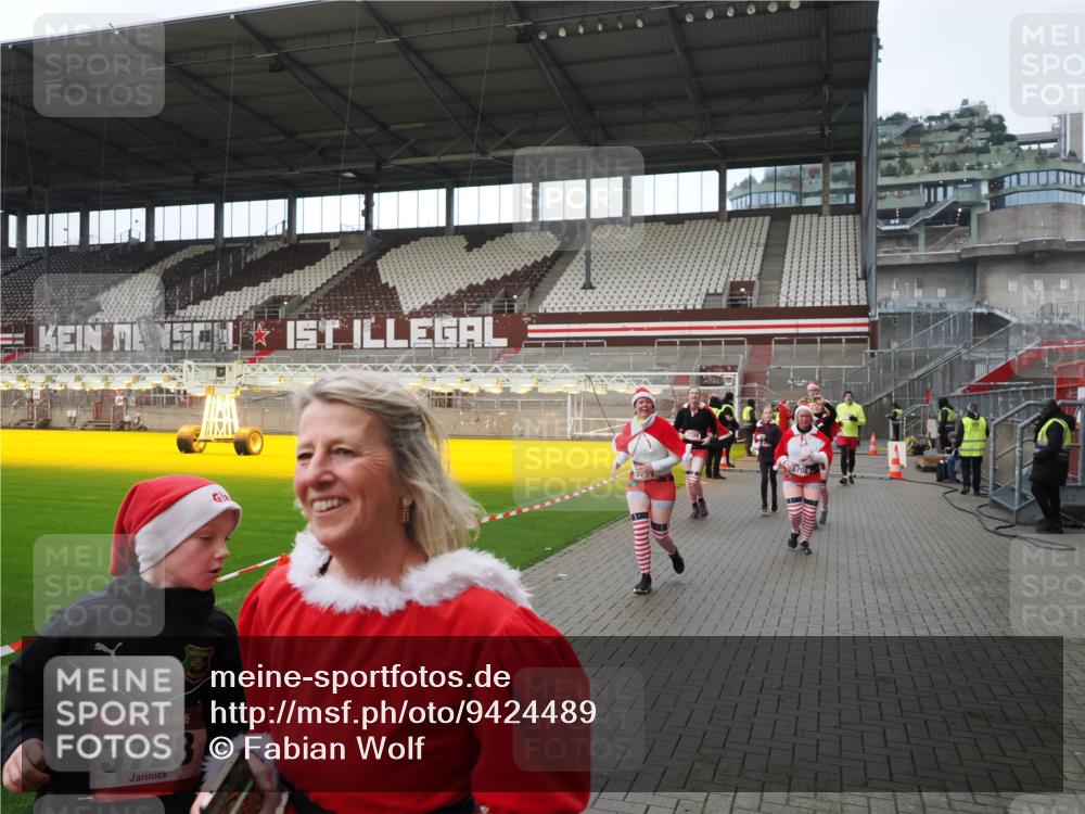 07.12.2025 - St. Pauli X-Mass-Run No. 15 Fabian Wolf http://msf.ph/oto/9424489 07.12.2025 12:07:30 Ziel 1959, 3348, 3708, 3709, 3710, 3711, 3726, 3728, 3818, 3819, 4238, 4724, 4755 meine-sportfotos.de